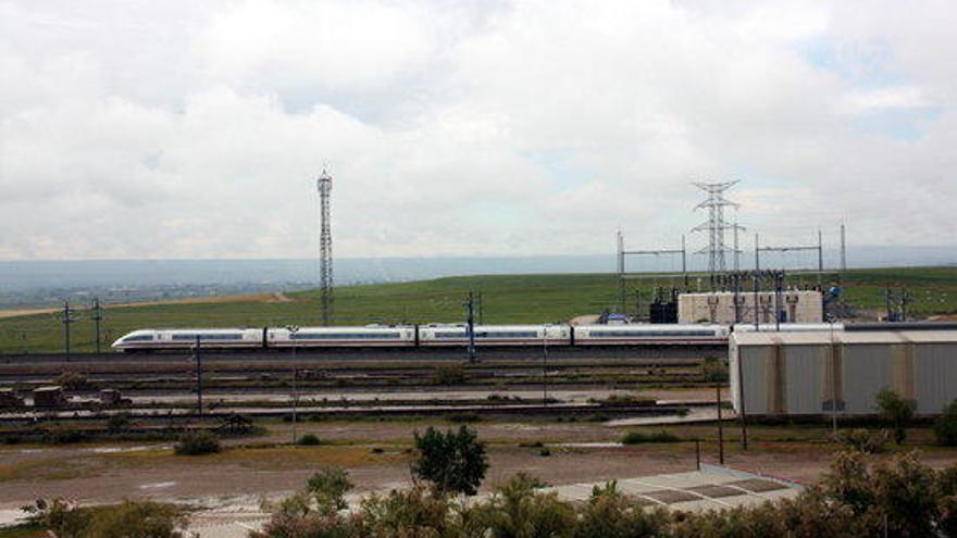 Imatge d&#039;un tren AVE aturat a la zona de Montagut