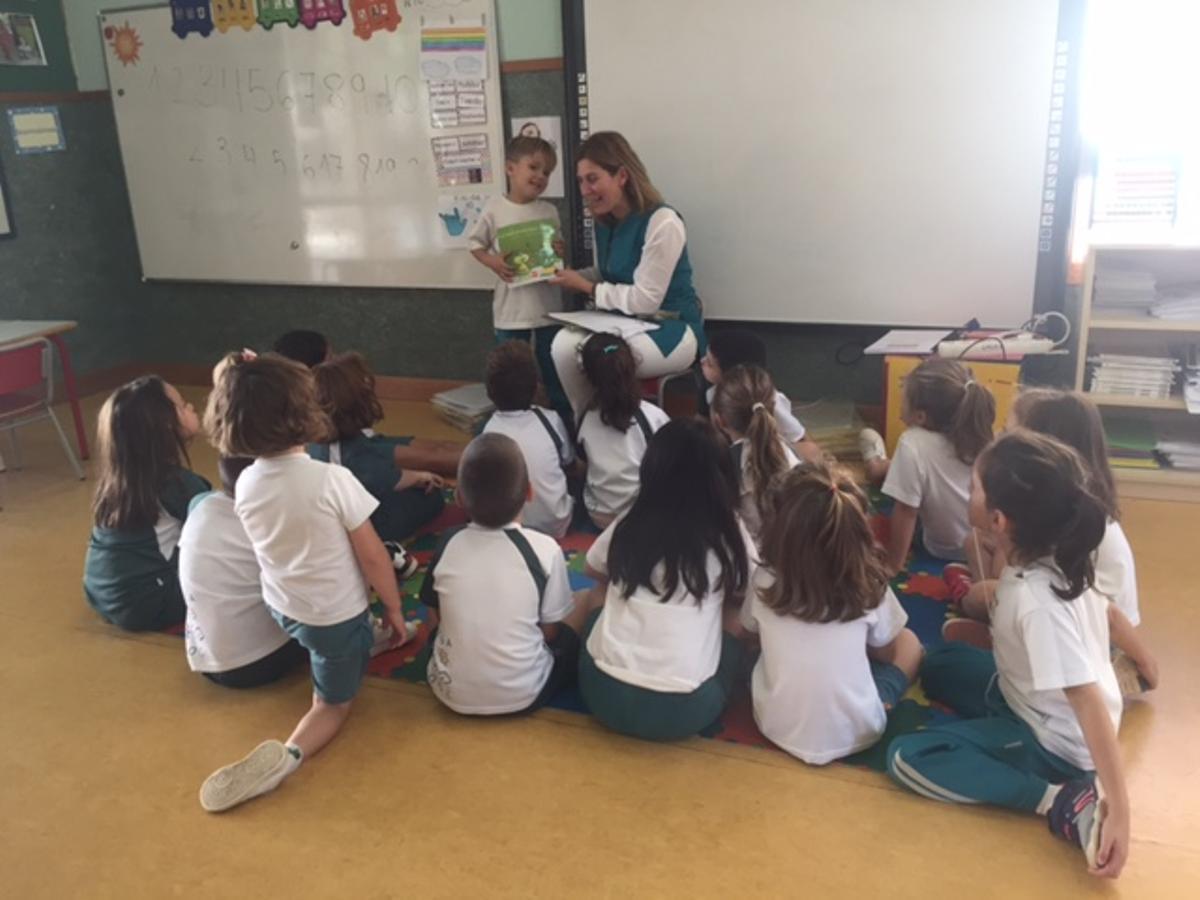 Carolina Calatayud Vidal durante una clase en el aula.