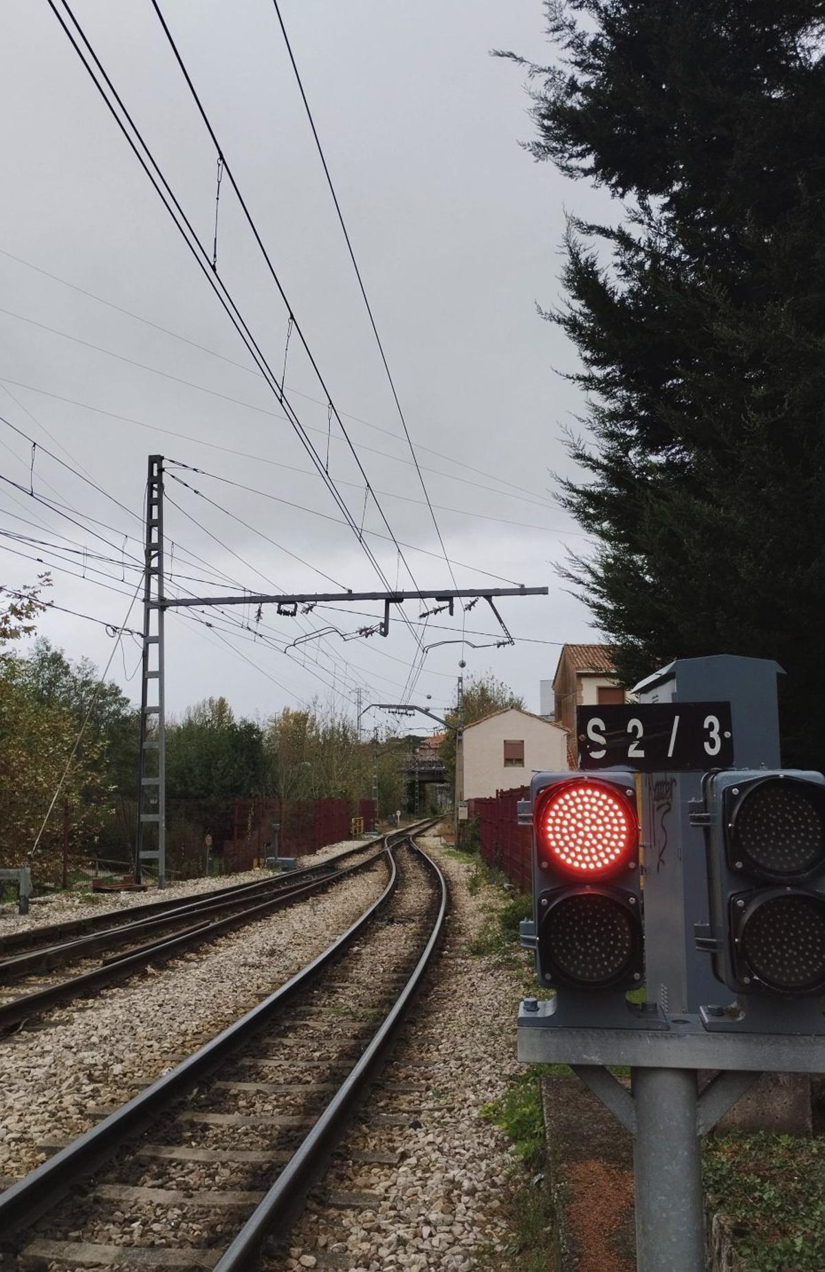La vía del tren de la antigua Feve, a la salida de la estación de la Pola. | S. A.