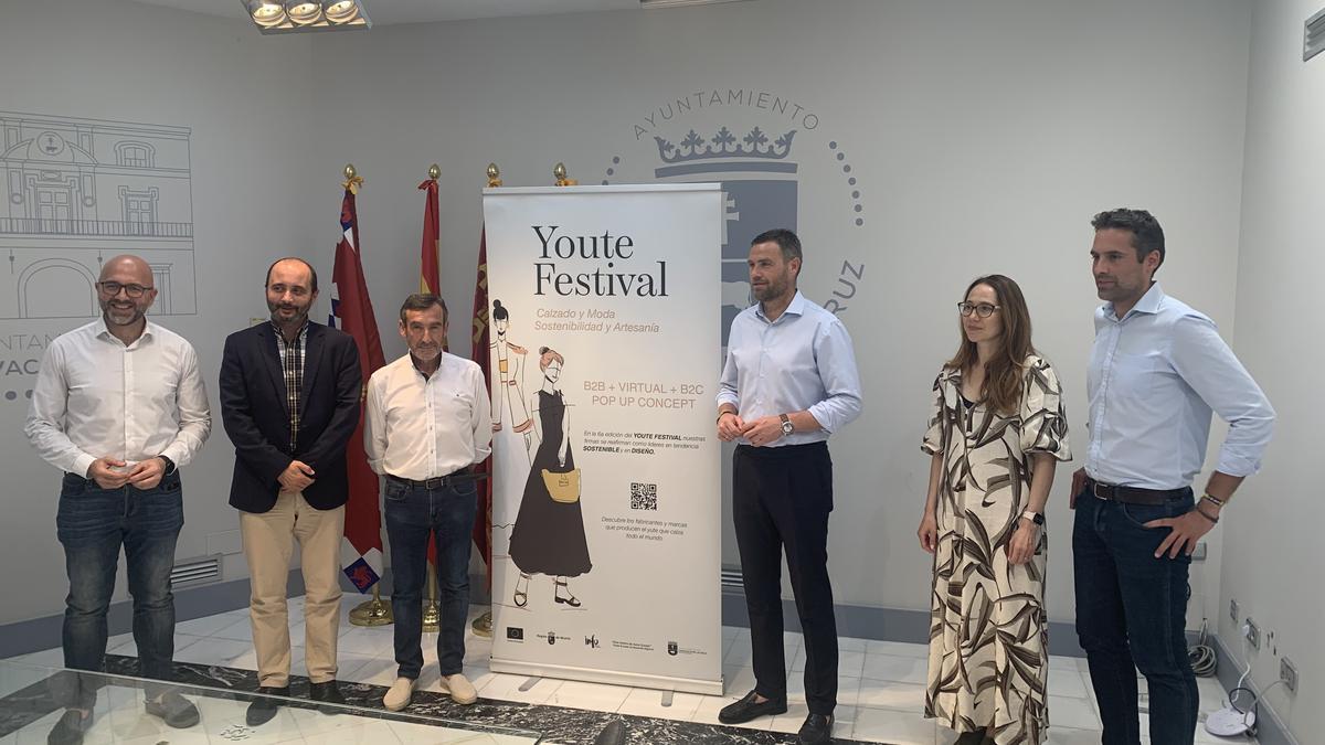 Presentación de la nueva edición de la Feria del Calzado, en la que participó el director del Info, Joaquín Gómez junto al alcalde de Caravaca, concejales y miembros de Calzia