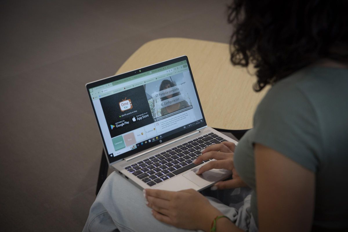 Cuatro horas en videochats con desconocidos: exhibicionistas y depredadores  a la caza de menores