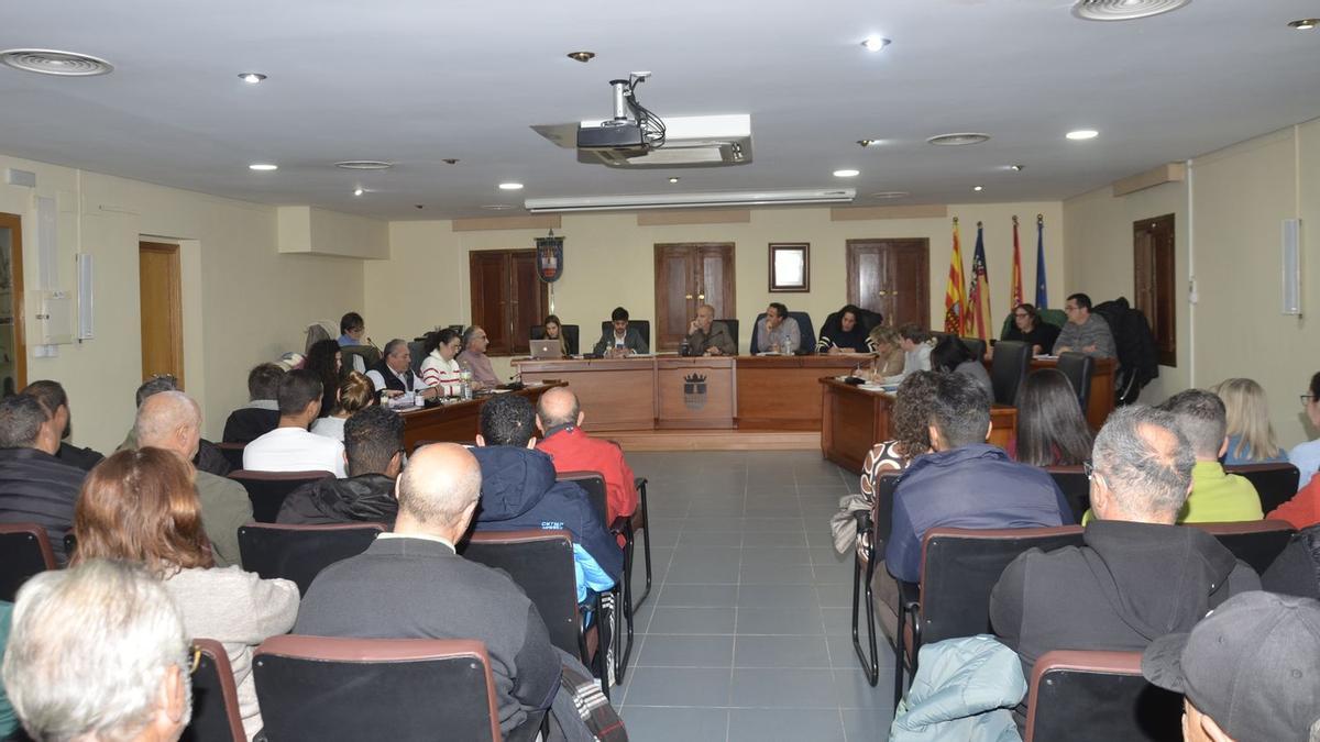 El pleno celebrado el jueves en Moncofa, con más de dos horas de tensos intercambios entre vendedores ambulantes, el alcalde y la oposición, terminó sin acuerdo.