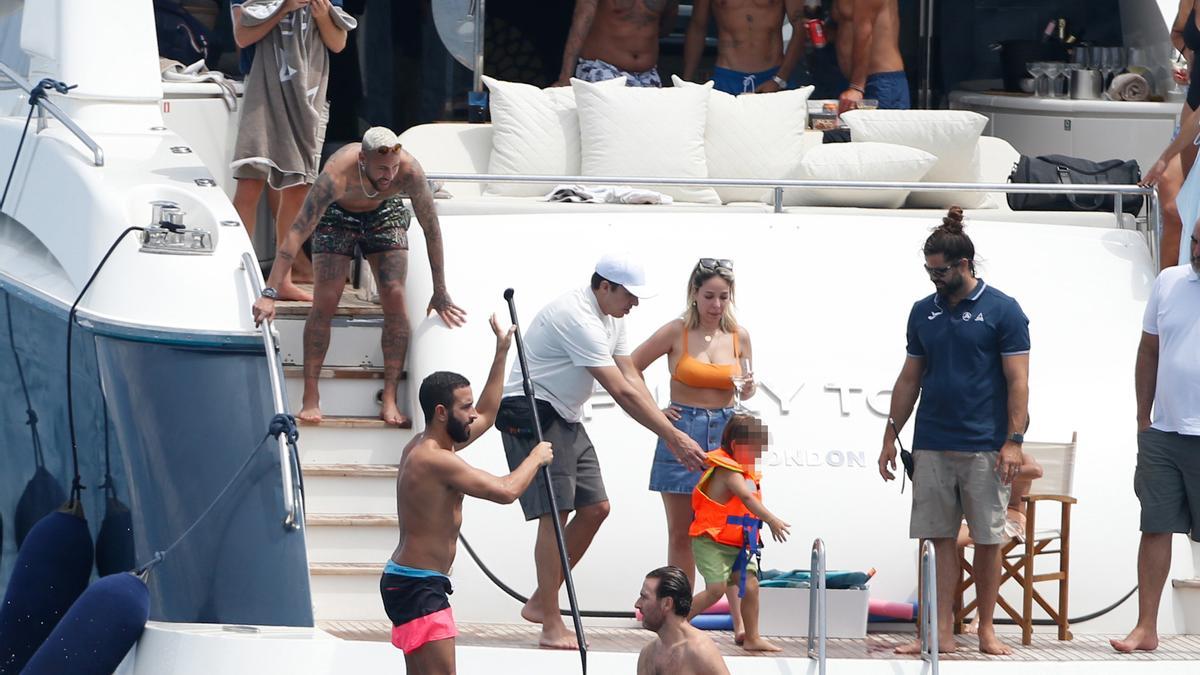 Neymar navega con un grupo de amigos en Ibiza