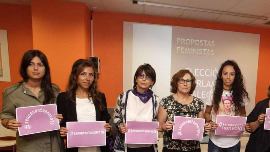 El colectivo feminista que presentó ayer las propuestas en la Casa da Luz. // Gustavo Santos