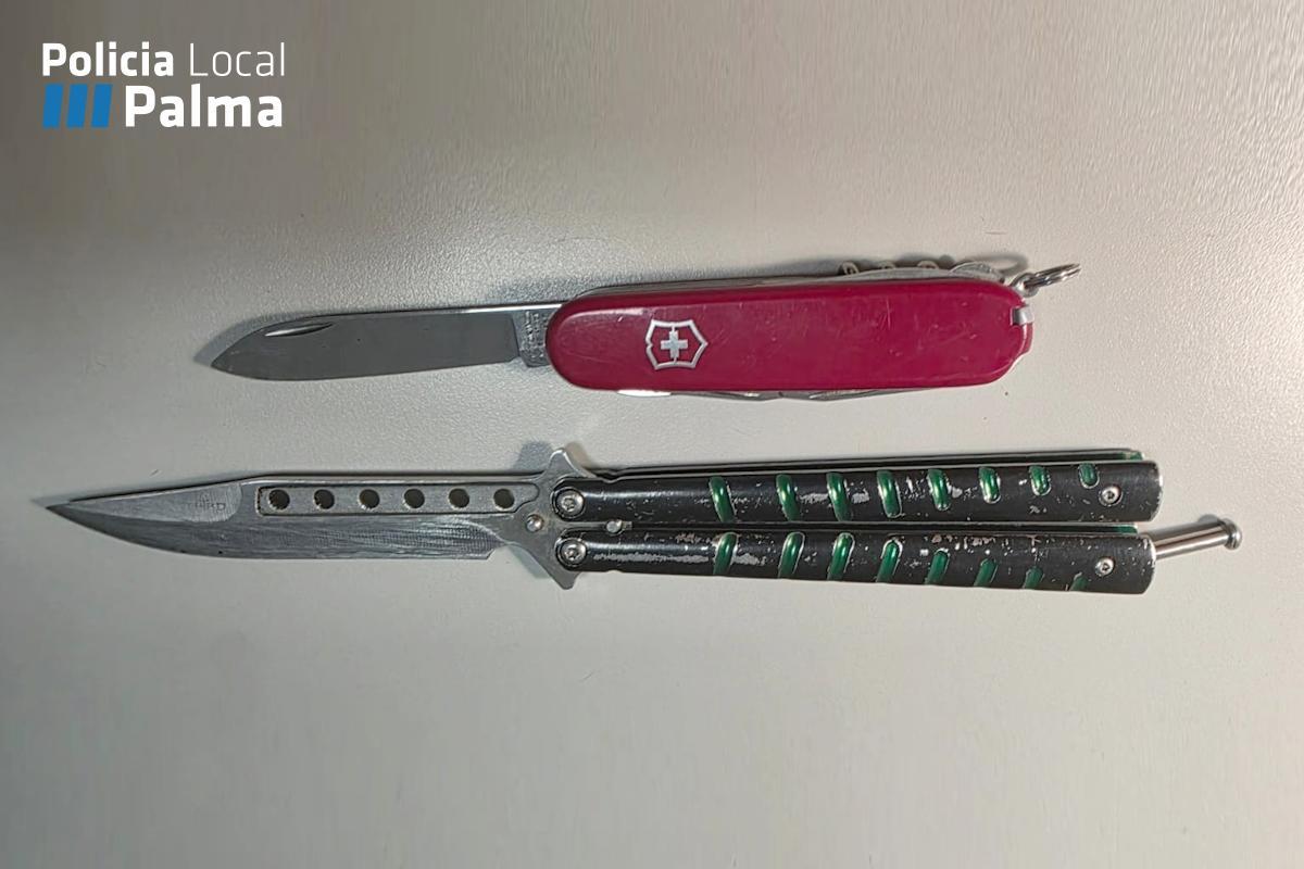 Las dos navajas intervenidas a los menores por la Policía Local.
