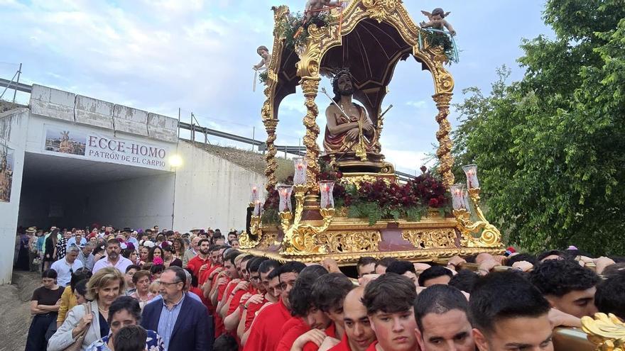 El Carpio honra a su patrón, Nuestro Señor Ecce Homo, con una emotiva subida en trono dorado