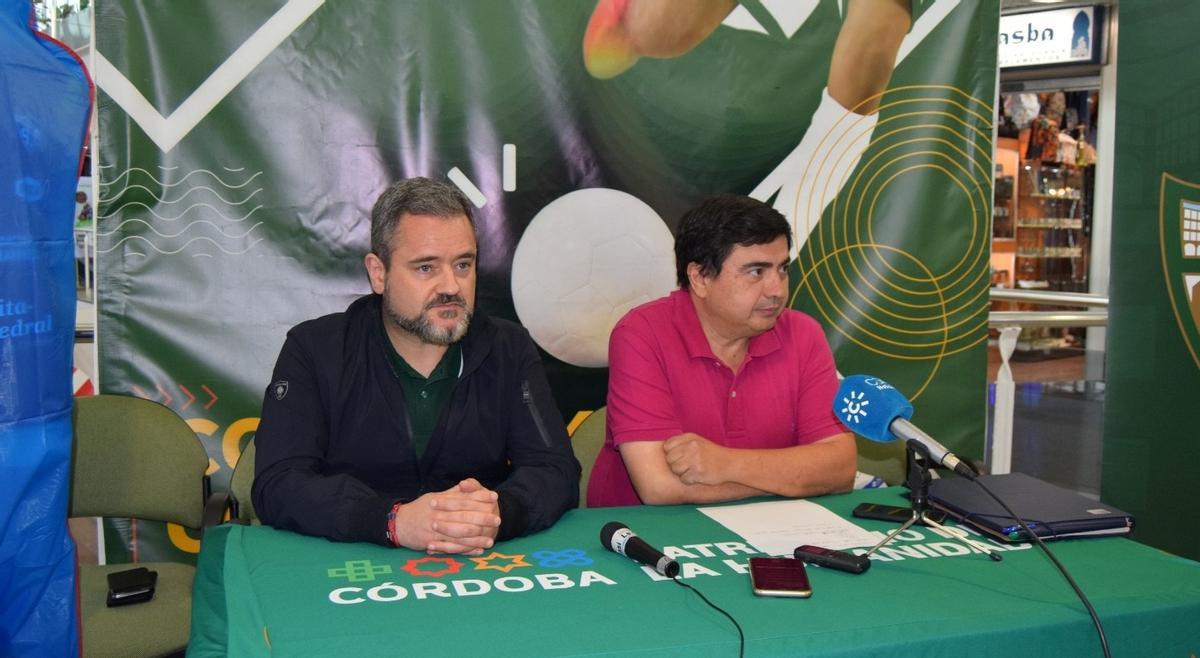 José García Román, a la derecha, escucha una pregunta.