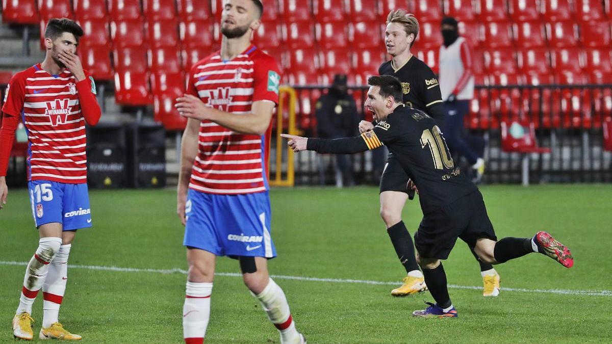 Leo Messi celebra un dels dos gols que va marcar ahir al camp del Granada en la clara victòria dels de Ronald Koeman (0-4).