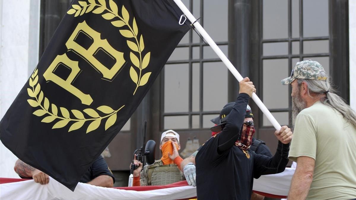 Un manifestante ondea una bandera de los Proud Boys en una protesta ante el Capitolio de Oregón, el pasado 7 de septiembre.