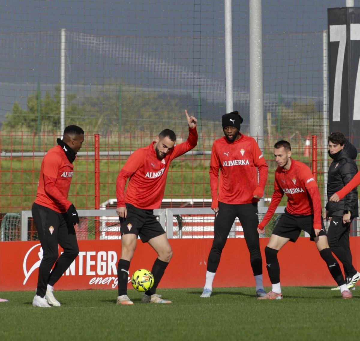 Juan Otero, a la izquierda, junto a Perrin, Kembo y Dubasin, en el entrenamiento de ayer. | JUAN PLAZA