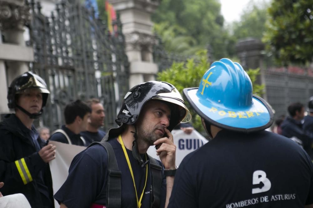 Manifestación de bomberos de Asturias delante de la Junta General del Principado
