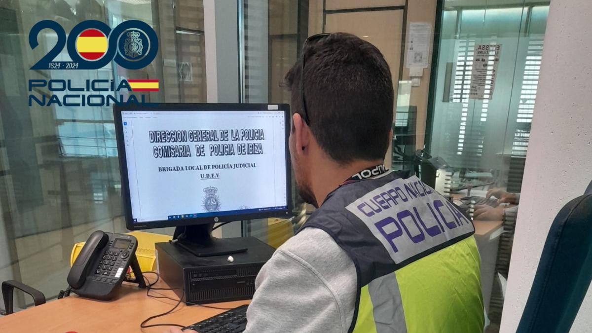 Un agente del Cuerpo Nacional de Policía de Ibiza frente a un ordenador de la comisaría