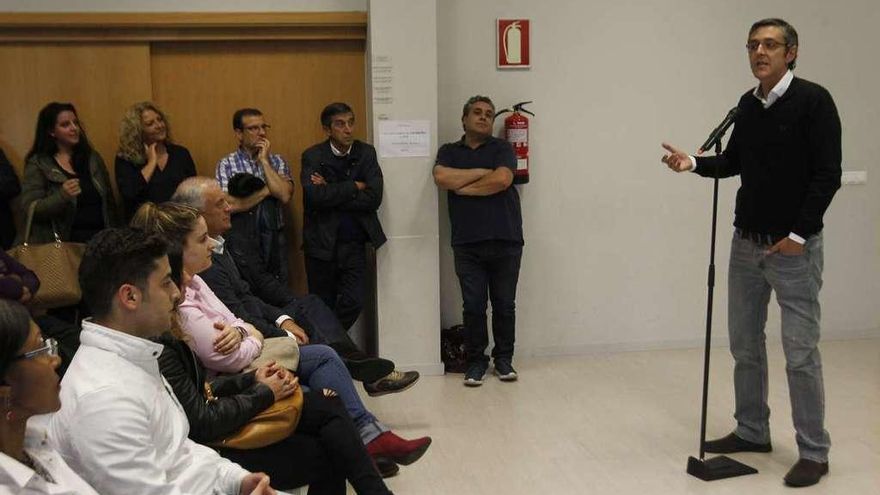 Eduardo Madina, ayer, en su conferencia en el centro cívico de A Ponte. // Jesús Regal