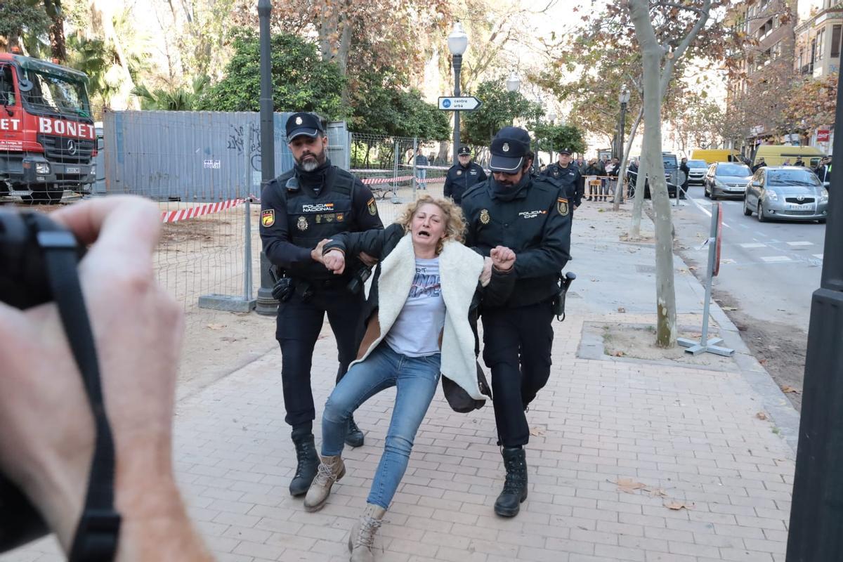 Los agentes, obligados a actuar después de que esta señora entrara en la zona acordonada.