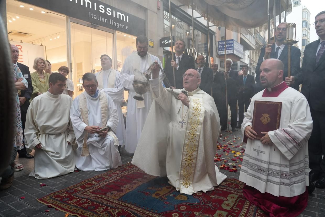 Castelló recibe con honores al Santísimo en la procesión del Corpus Christi