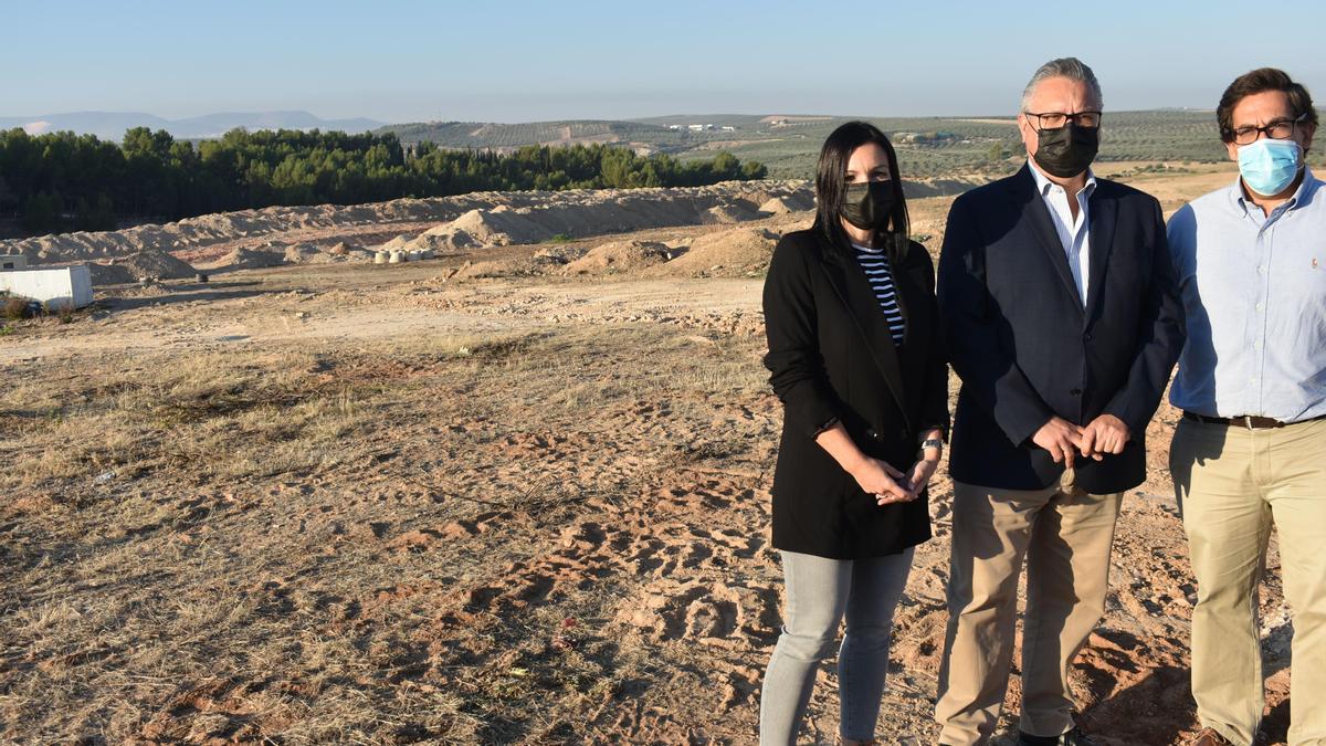 Verónica Morillo, Esteban Morales y un técnico, durante su visita a las obras que se llevan a cabo.