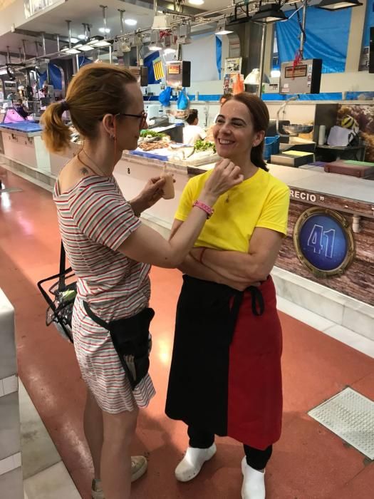 El actor Pablo Chiapella, junto a la vendedora del mercado, Flor Domingo.