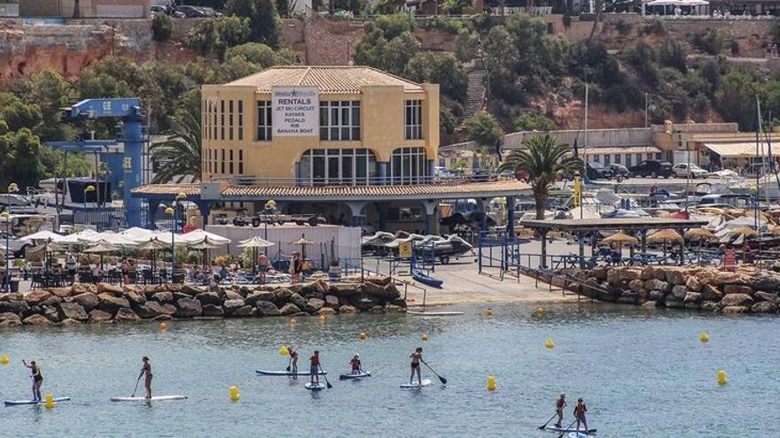 Playa y puerto de Cabo Roig, en una imagen de archivo