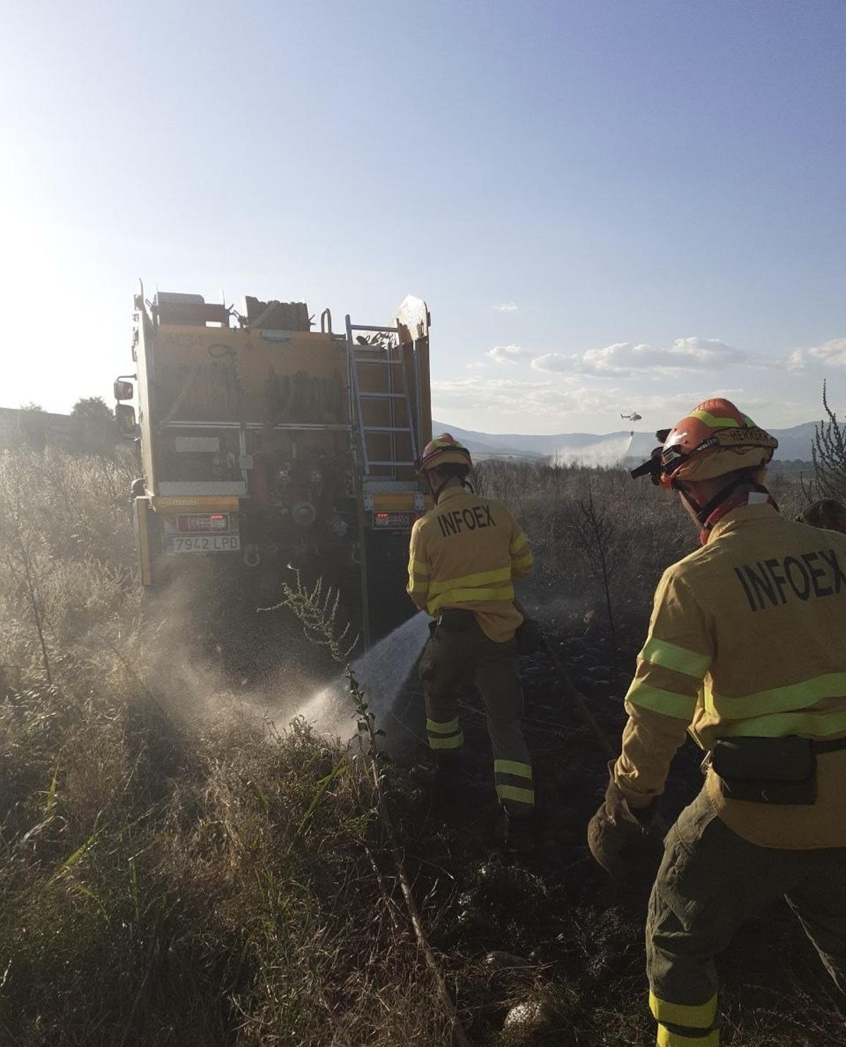 Bomberos forestales del Plan Infoex trabajan en la extinción de incendios en Extremadura.