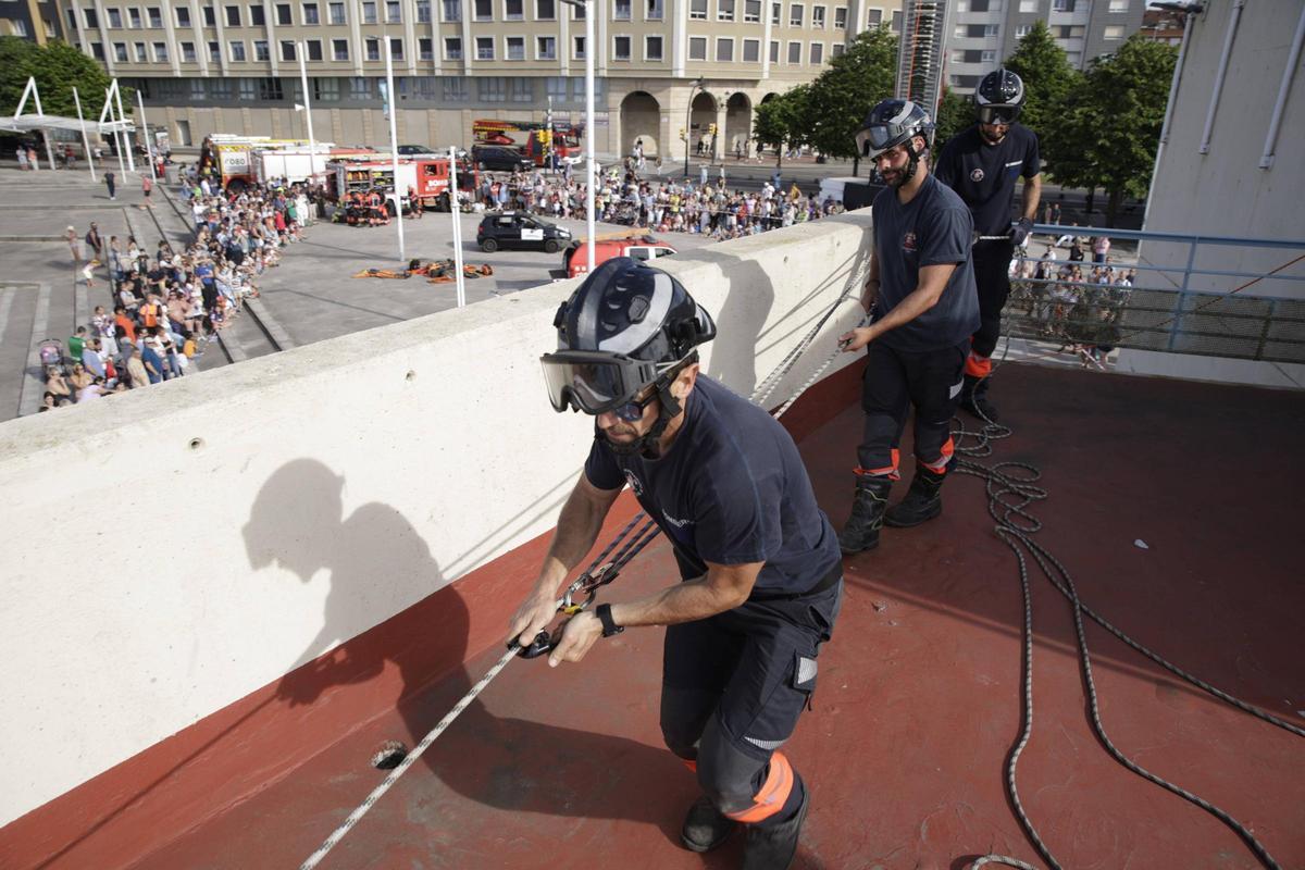 Los bomberos toman Poniente para mostrar su trabajo: “Es importante que la gente vea de primera mano lo que hacemos”
