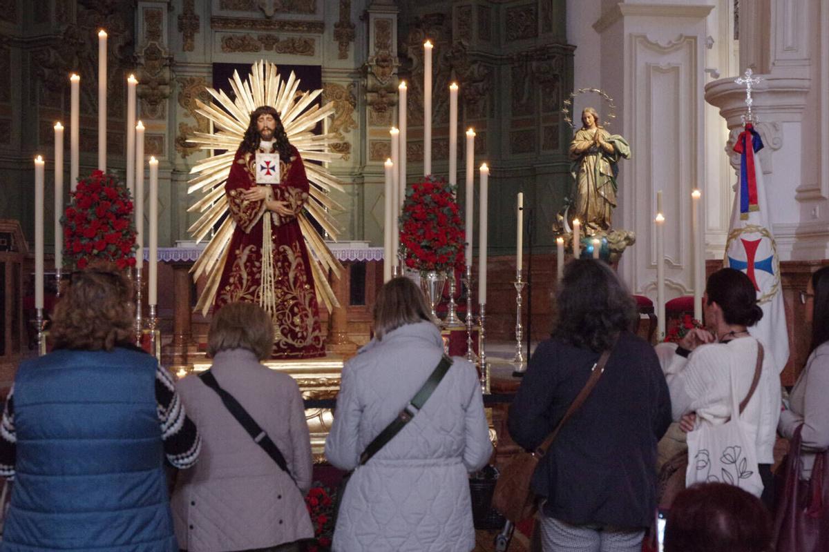 "Siempre se cumple uno": la fe de las tres monedas en el Cristo de Medinaceli