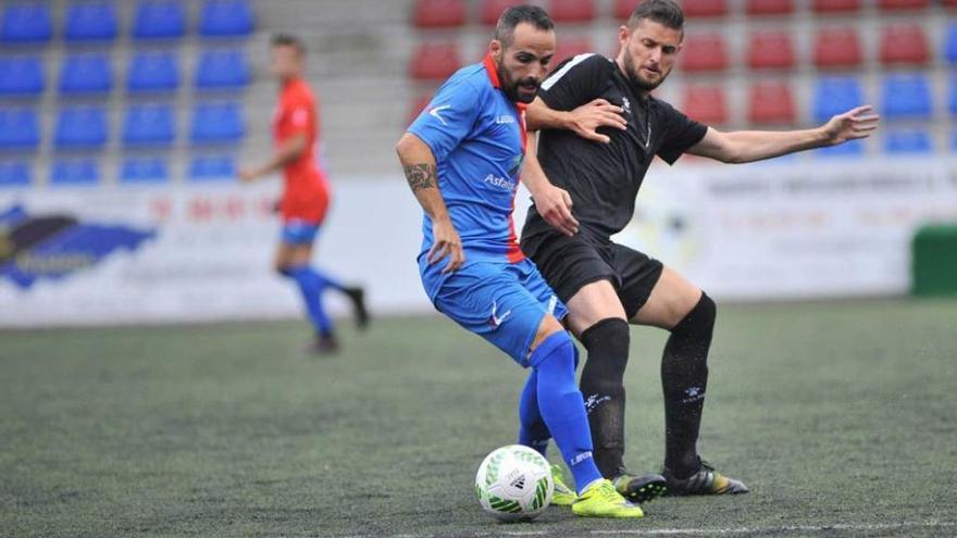 Omar protege el balón ante el acoso del pivote del Avilés Dudi.