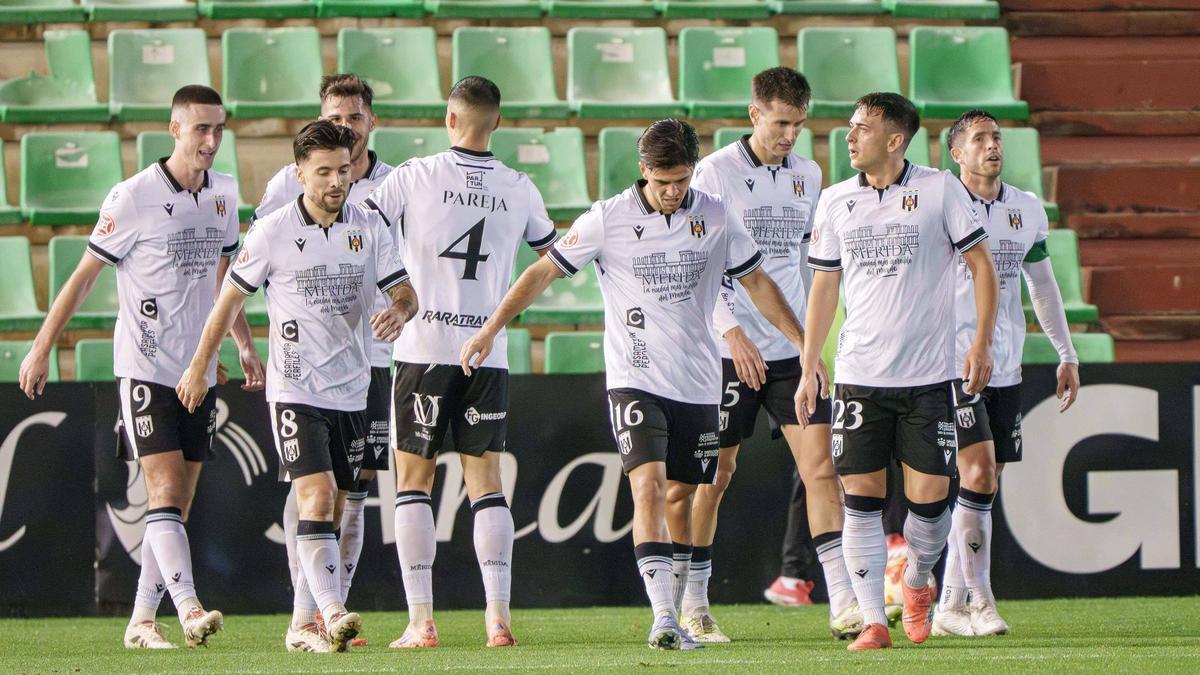 Los jugadores del Mérida durante el partido del viernes ante el Bilbao Athletic.