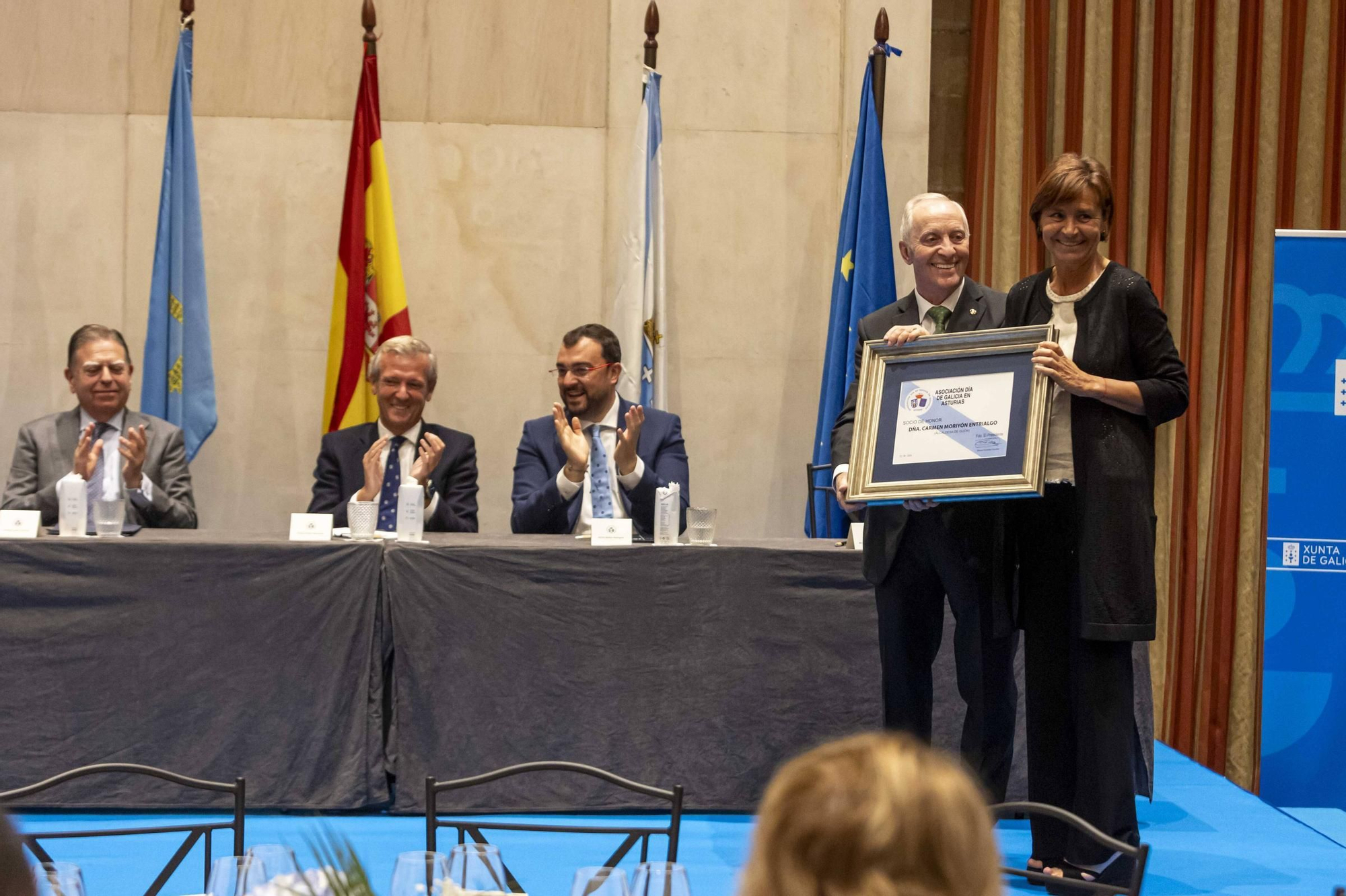 La Asociación Día de Galicia en Asturias entrega su medalla de oro a Adrián Barbón y Carmen Moriyón