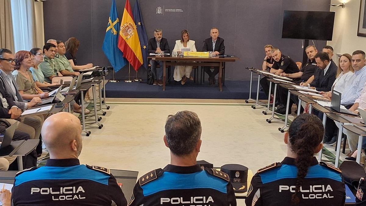 Al fondo, Alejandro Calvo, Gimena Llamedo y Juan José Fernández, con el resto de integrantes del dispositivo de vigilancia del eclipse, este miércoles, en Oviedo.