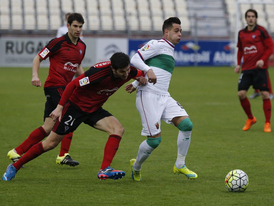 Dos golazos de León permiten al Elche, con un hombre menos por la expulsión de Noblejas, dar la vuelta al partido