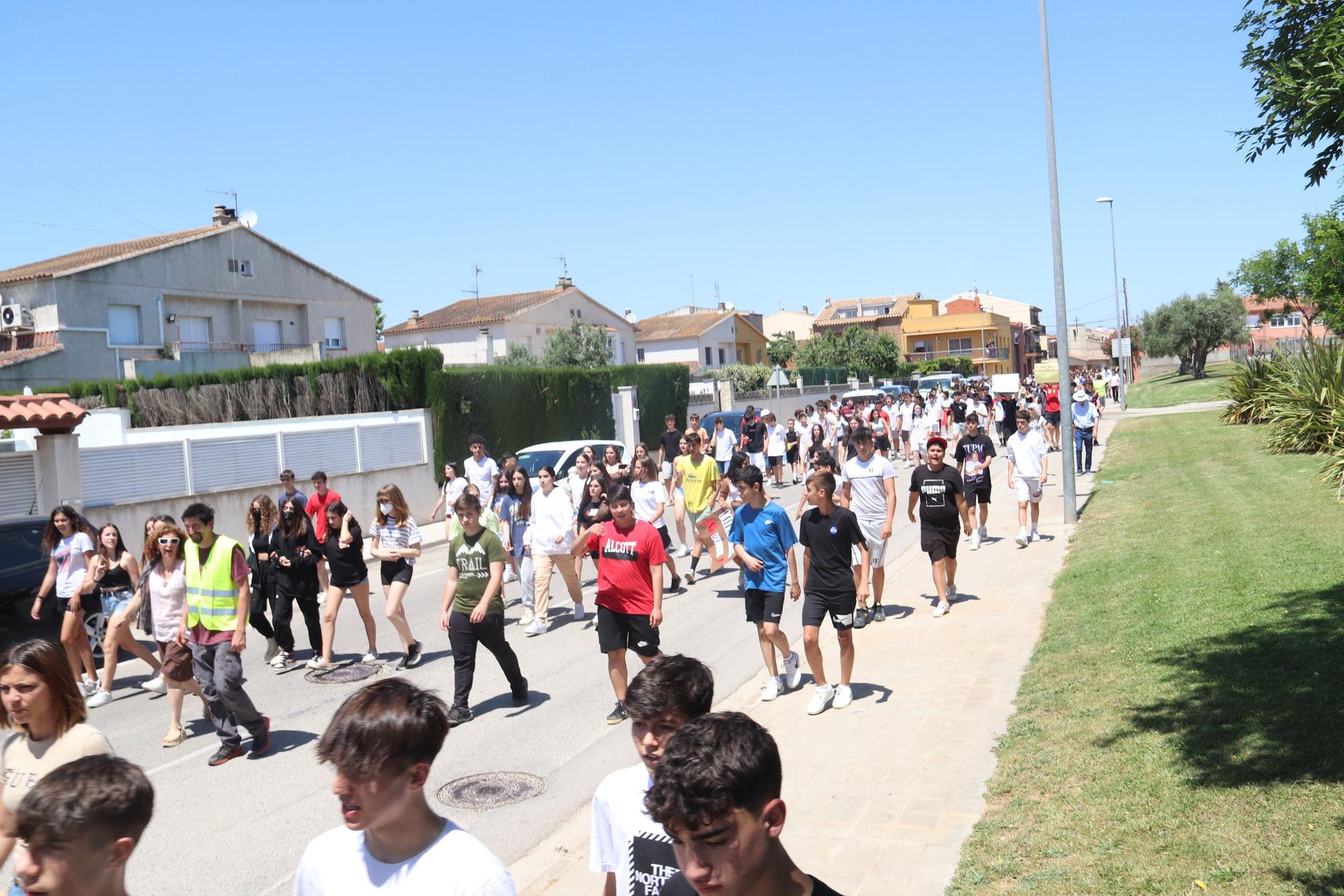 Protesta de la comunitat educativa de Vilafant per aconseguir un edifici nou