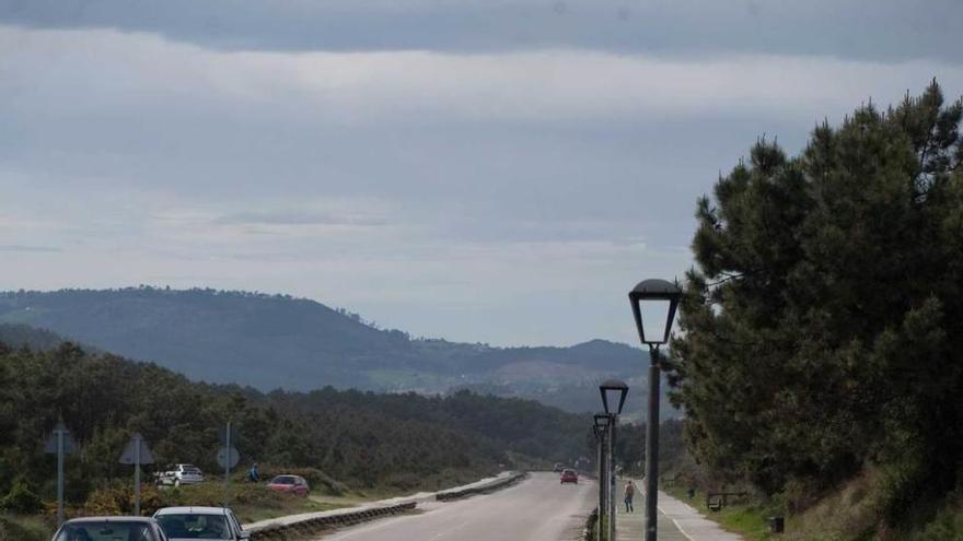 A la derecha, las farolas del carril bici de la carretera de San Juan a Salinas, que carece de iluminación.