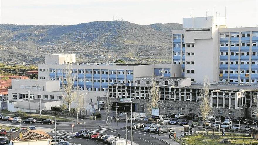 Pacientes de cáncer de Plasencia urgen el nuevo acelerador lineal: «Tu vida está en ello»