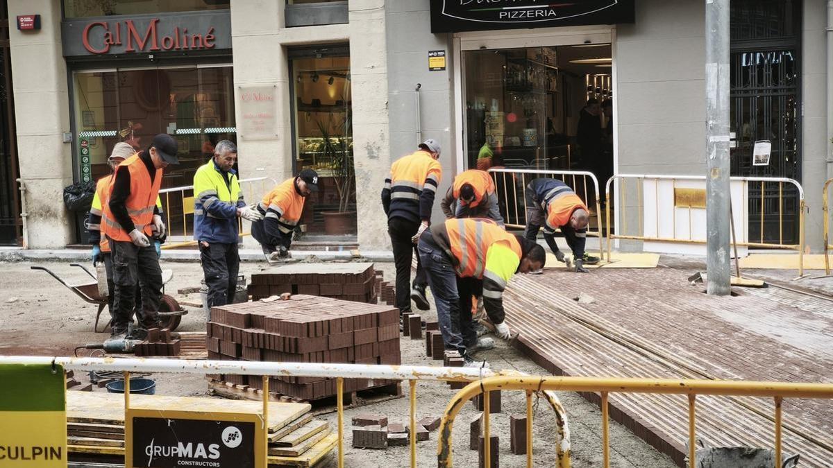 Un grup d’operaris, en les obres del carrer Guimerà de Manresa