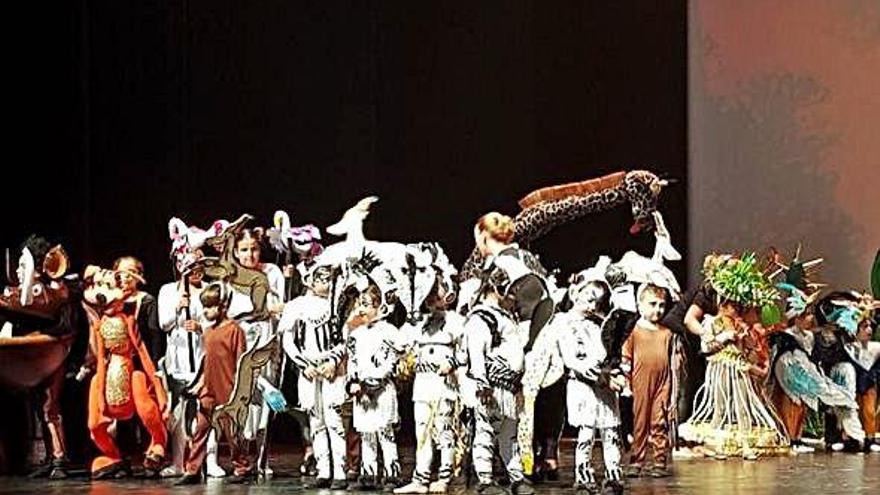 Una parte del elenco de &#039;actores&#039; durante su actuación en la obra &#039;El rey León&#039;, escenificada en la capital.