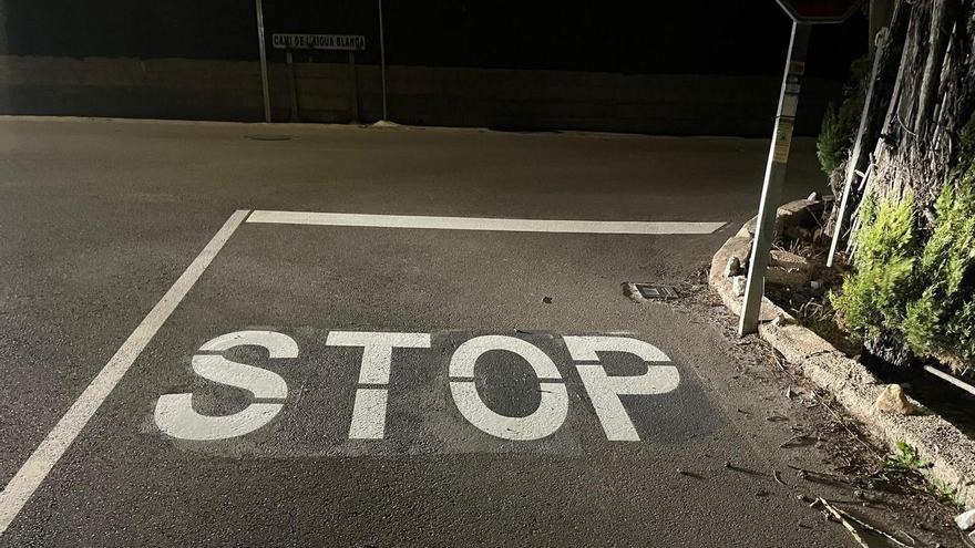 La señal de STOP de Oliva, corregida, en una imagen de esta misma mañana.