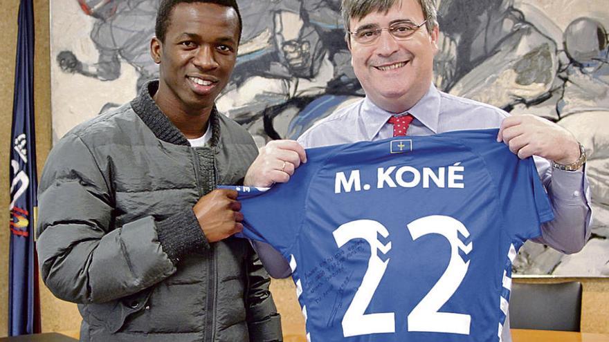 Koné y Miguel Cardenal, con la camiseta del Oviedo .