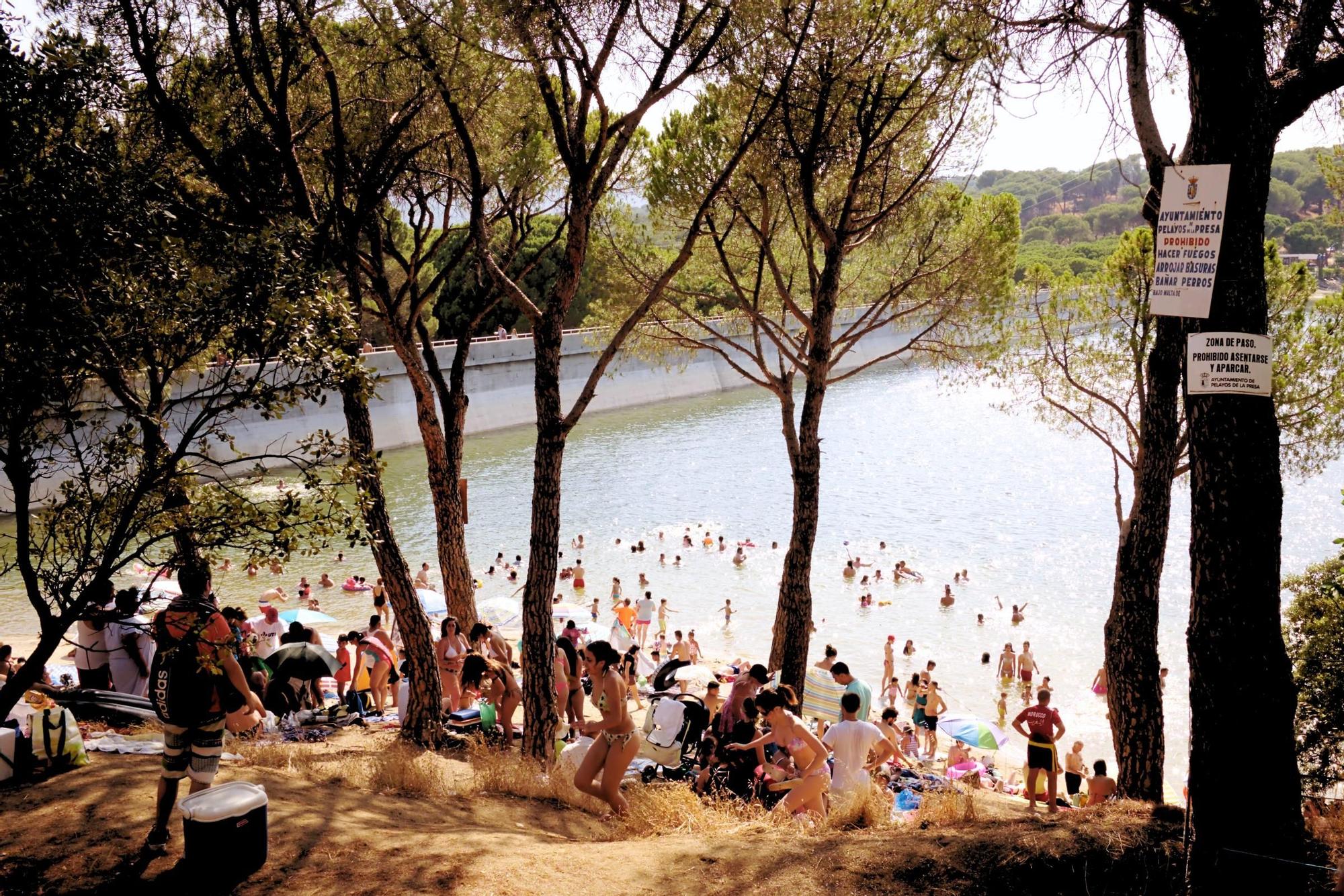 Imagen de la Playa Virgen de la Nueva un día de calor madrileño.