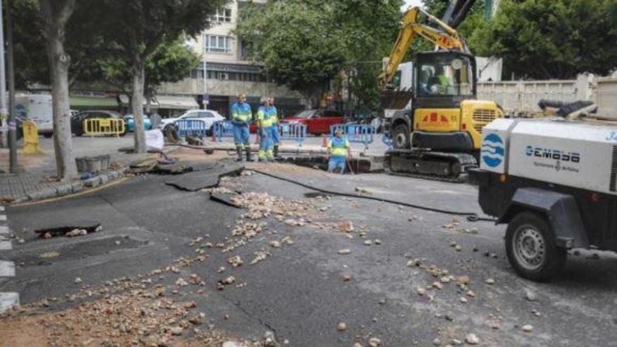 Socavón y cortes de tráfico por la rotura de una tubería en la plaza de es Fortí.