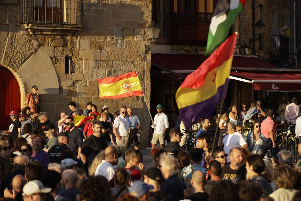 En imágenes: unas 200 personas en la contramanifestación de la plaza del Marqués en Gijón