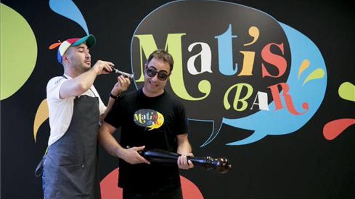 Artur y Juanjo Martínez, ante un cartel de Matís Bar. Foto: Ferran Nadeu