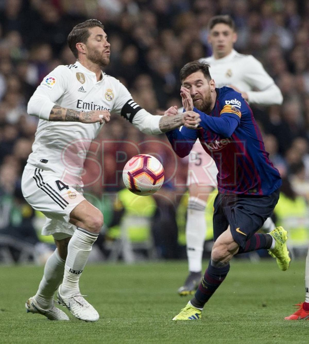 Entrada de Sergio Ramos a Leo Messi durante el partido entre el Real Madrid y el FC Barcelona en el Estadio Santiago Bernabéu de jornada 26 de La Liga.