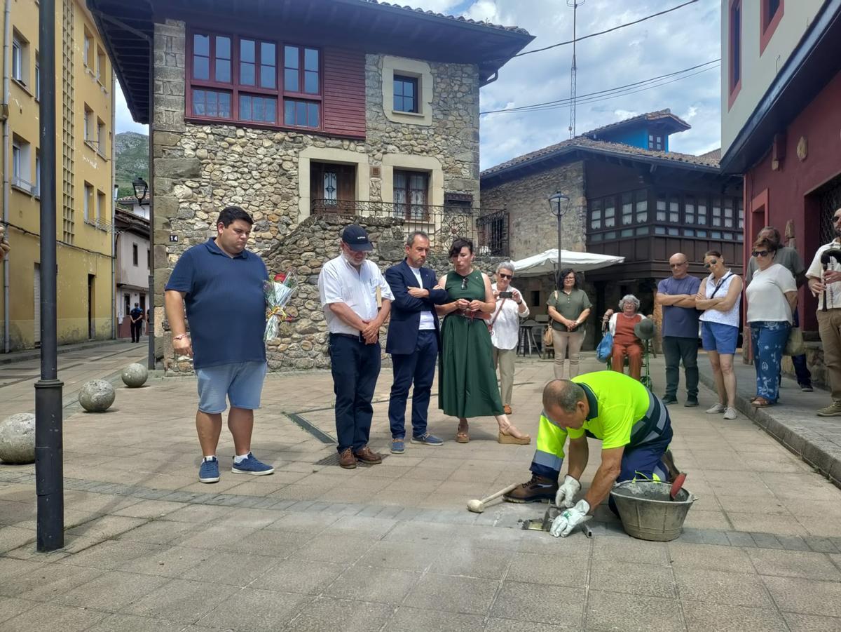Parres coloca su stolperstein en memoria de Manuel Cueto Pérez
