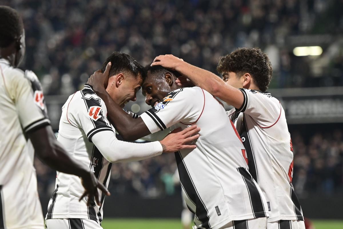Suero, Camara y Tincho celebran un gol del Castellón en el SkyFi Castalia.