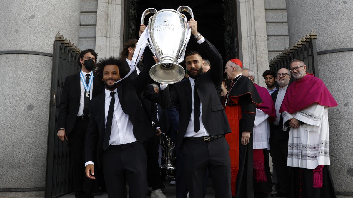 Marcelo y Benzema, dos de los capitanes del Real Madrid, con la decimocuarta Copa de Europa en la Almudena.