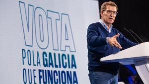 El líder del PP, Alberto Núñez Feijóo, interviene en un mitin de la campaña gallega.