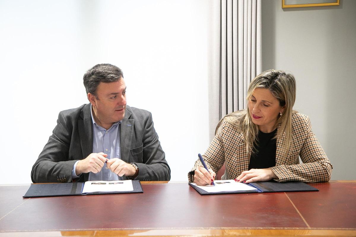 Valentín González e Mónica Rodríguez asinando o convenio de colaboración.
