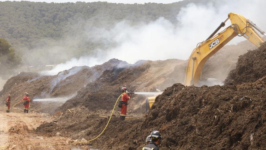 Los bomberos sofocan este verano el incendio en la planta de biomasa de Sant Rafel.