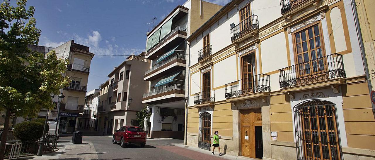 Una vecina camina ante el edificio consistorial de Benigànim, en una imagen de archivo | PERALES IBORRA