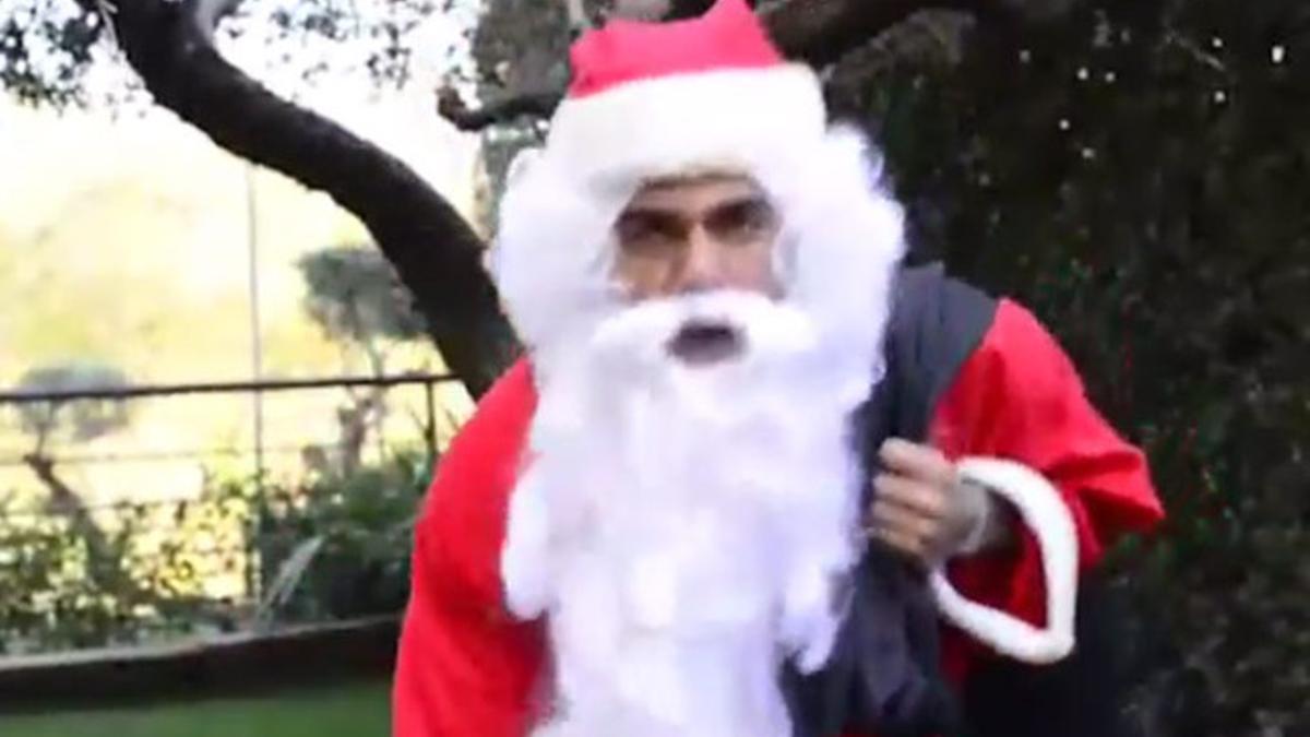 Alves se disfrazó de Papa Noel